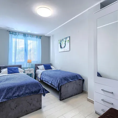 Canaria 1 By Interhome * بولا