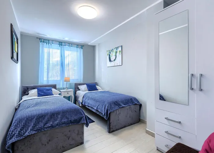 Canaria 1 By Interhome * بولا